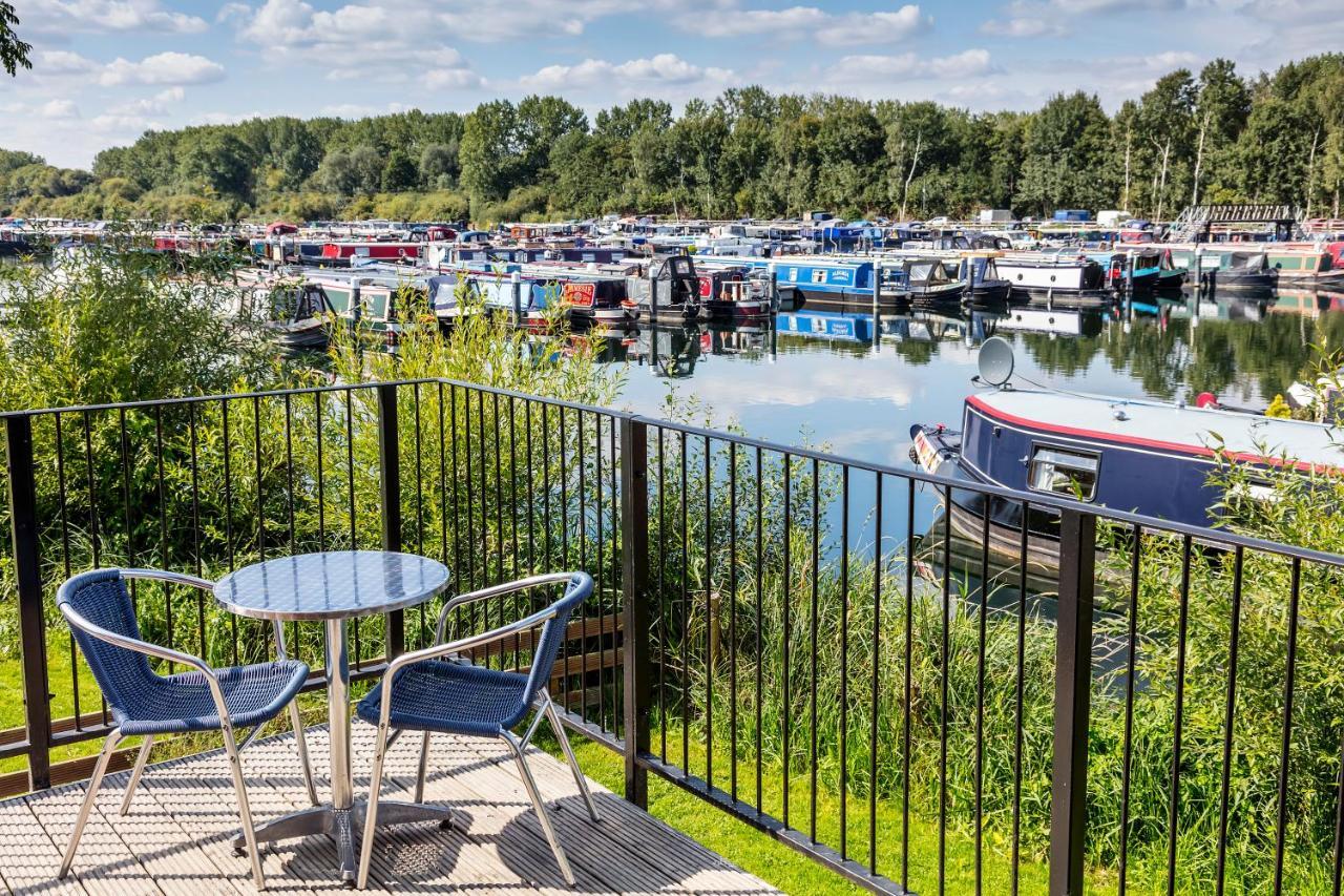Roydon Marina Village Hotel Exteriör bild